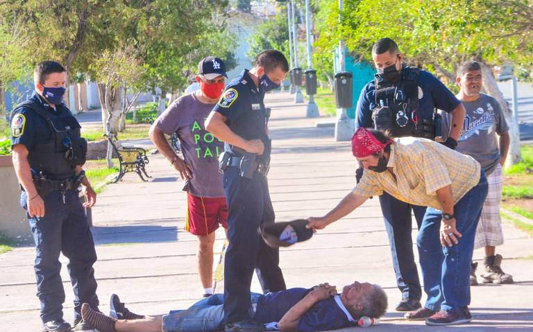 Hombre convulsiona en vía pública