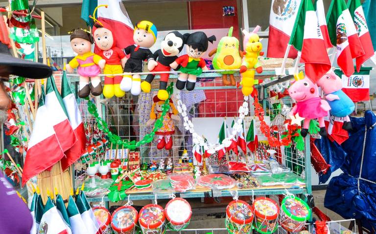 Llegan los adornos patrios previo a festejos por la Independencia thumbnail