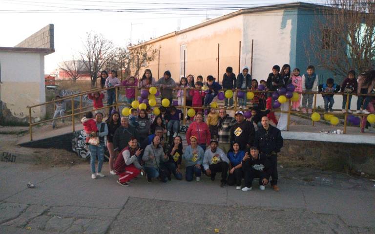 Llevan El Sótano y Los Brujos Negros, dulces y regalos a niños de la Desarrollo Urbano thumbnail