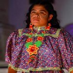 Sorprende corredora y modelo rarámuri en el Complejo Cultural Los Pinos