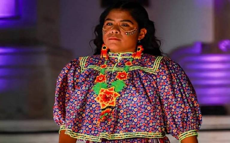 Sorprende corredora y modelo rarámuri en el Complejo Cultural Los Pinos thumbnail