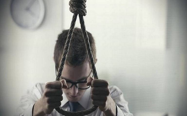 Sube 64% el suicidio entre profesionistas thumbnail