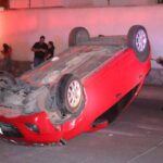 Vuelca automóvil al norte de la ciudad