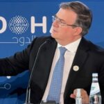 Marcelo Ebrard critica “extorsión” de Texas en disputa fronteriza