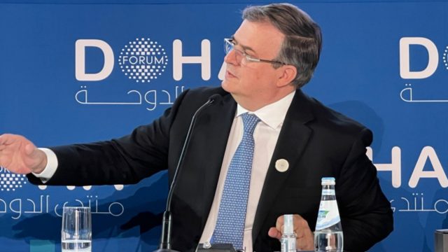 Marcelo Ebrard critica “extorsión” de Texas en disputa fronteriza