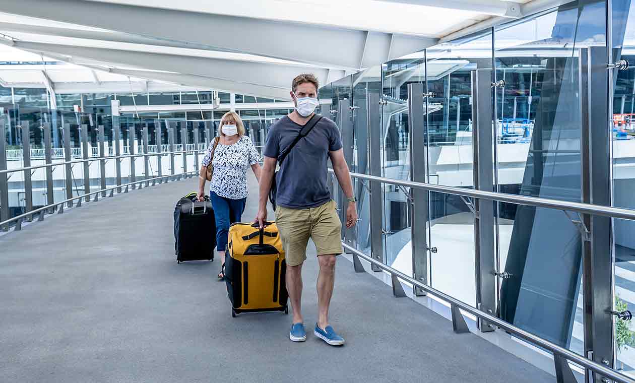 Europa le pone fin al uso obligatorio de barbijos en aeropuertos y aviones