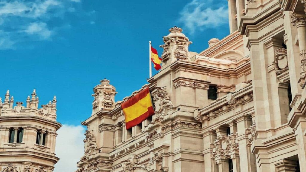 17.2.- La deuda española cierra 2022 en el 113,1%, por debajo del objetivo del Gobierno thumbnail