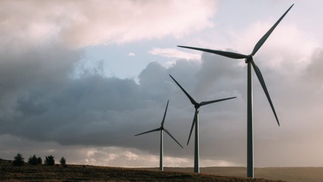 AMLO acuerda con 17 empresas de EU generación de energía solar y eólica