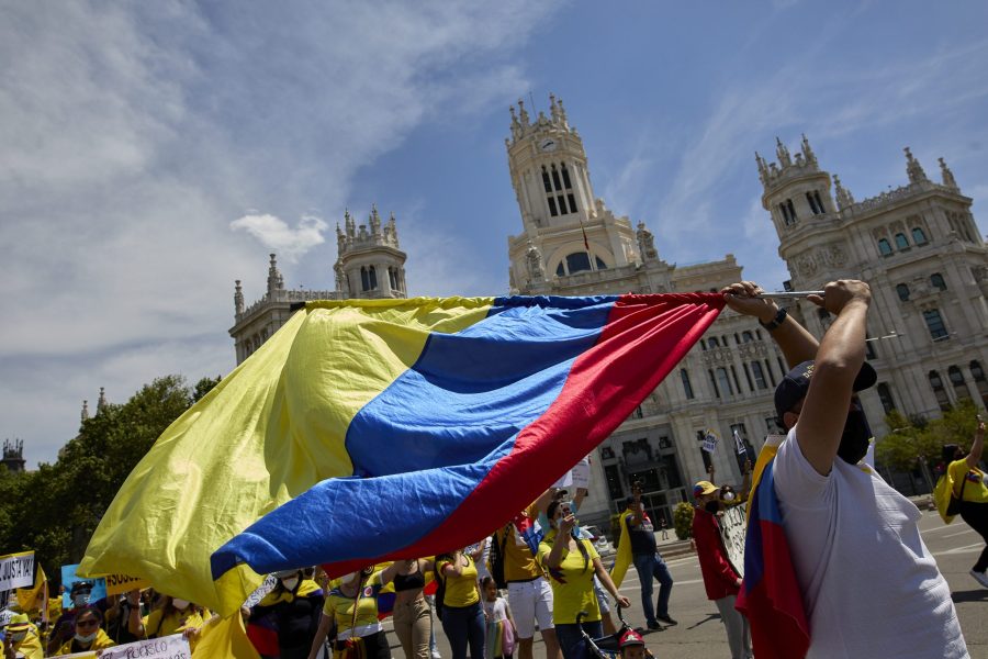 Archivo – Un hombre ondea una bandera de Colombia durante una manifestación de apoyo al pueblo colombiano thumbnail