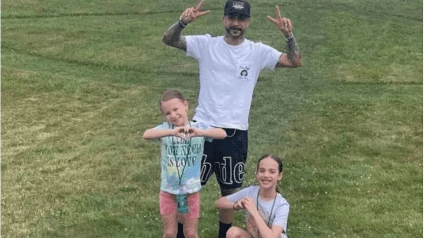 AJ McLean, de los Backstreet Boys, habla sobre la decisión de su hija de cambiar su nombre a Elliott thumbnail