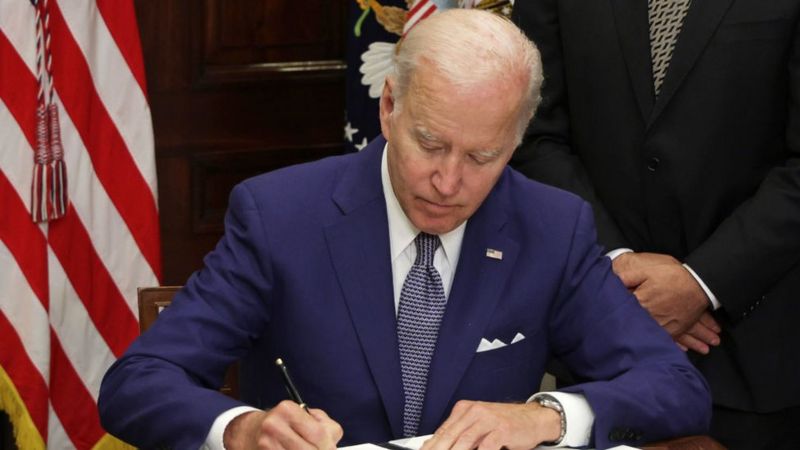 Aborto en Estados Unidos Biden firma una orden ejecutiva que busca proteger el acceso a la interrupción voluntaria del embarazo thumbnail