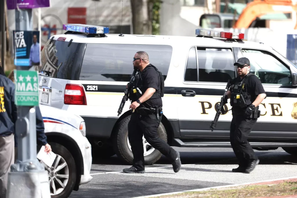 Al menos 5 muertos y 16 heridos en un tiroteo en Estados Unidos, según diario local thumbnail
