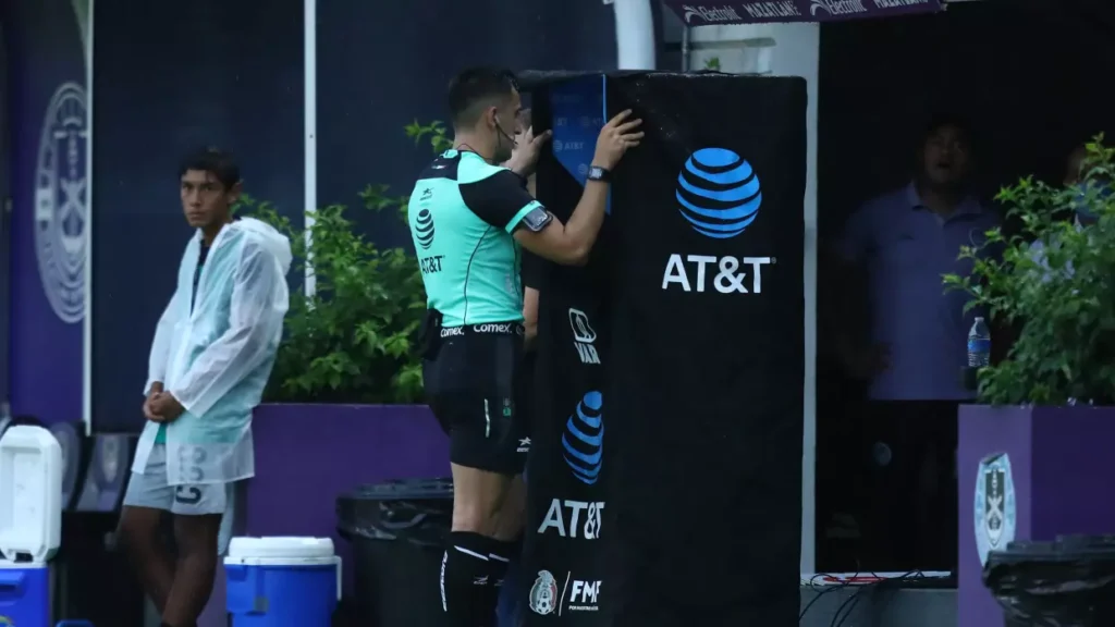 Árbitros de Liga MX informarán a aficionados decisión del VAR thumbnail