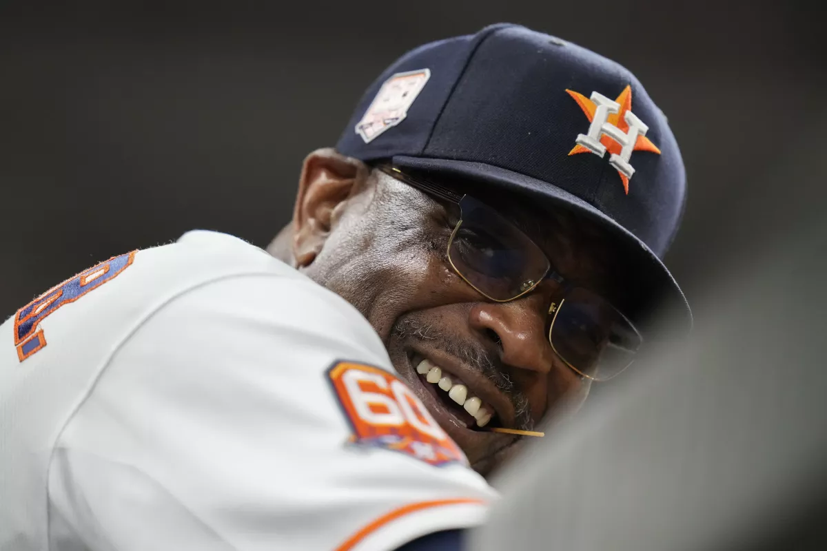 Baker, manager de Astros, da positivo de COVID-19