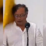 Bandera de Colombia golpea en la cabeza a Gustavo Petro