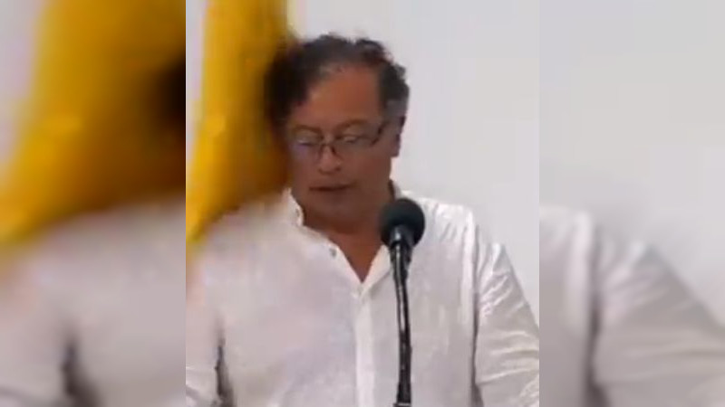 Bandera de Colombia golpea en la cabeza a Gustavo Petro