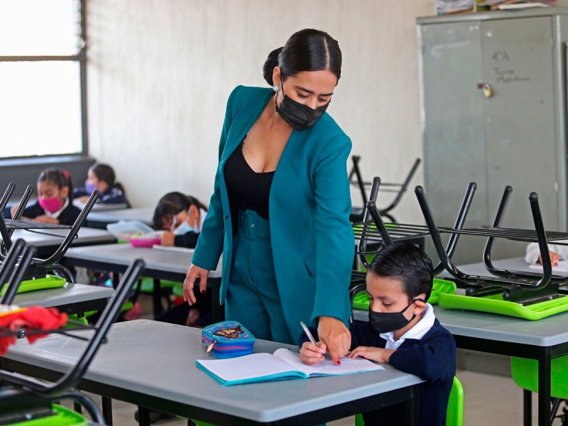 Beneficiará a 1.1 millones de maestros el alza salarial por su labor