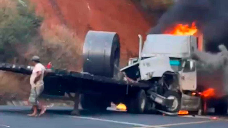 Chocan tráileres en la Morelia-Lázaro Cárdenas; uno se incendió