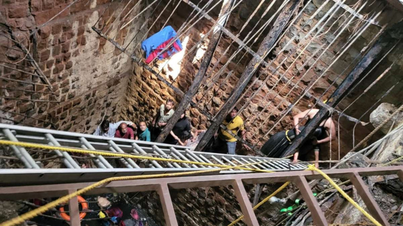 Colapsa un templo en la India durante festejo religioso; hay 13 muertos
