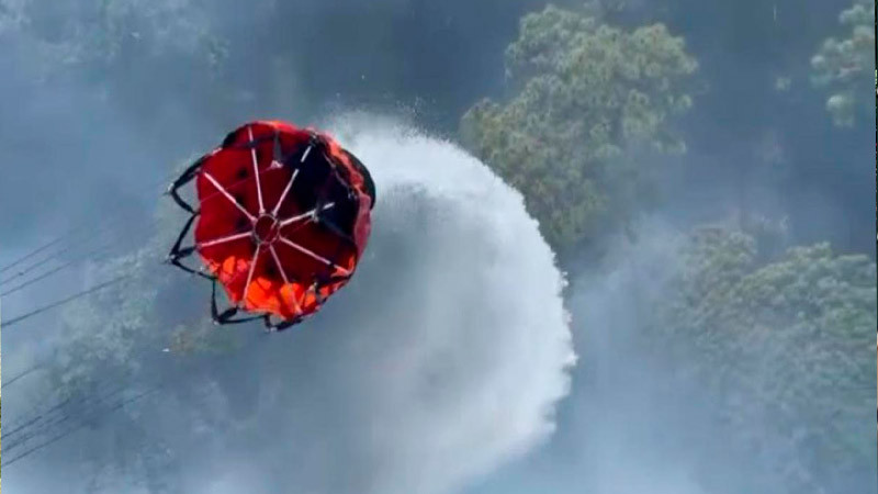 Con helicóptero y helibalde, combaten incendio forestal en Charo