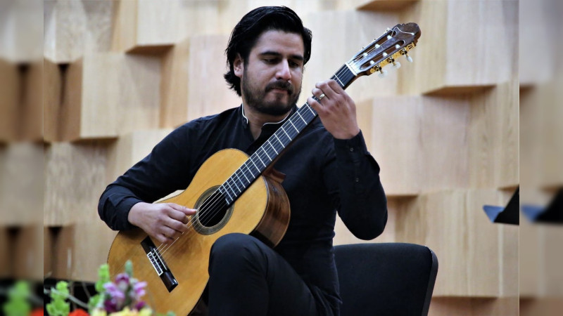 Daniel Olmos, guitarrista michoacano formará parte de los concertistas en Bellas Artes thumbnail