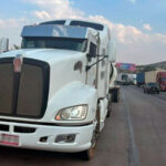 Detiene a conductor de camión que transportaba huachicol, en Querétaro