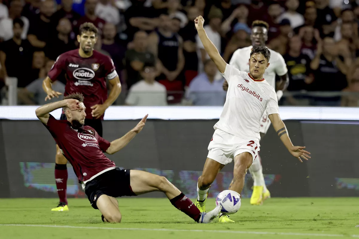 Dybala estrella remate en poste, Roma derrota a Salernitana