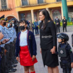 El Ayuntamiento de León divulga fotos de niños vestidos cómo fuerzas de seguridad.