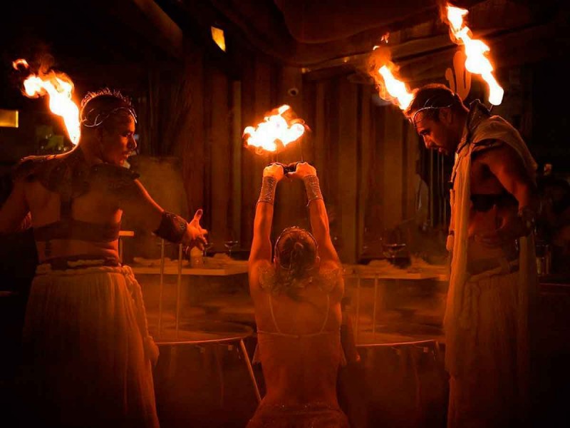 El espectáculo que Ilios Greek Estiatorio trae para revolucionar las noches en la Riviera Maya