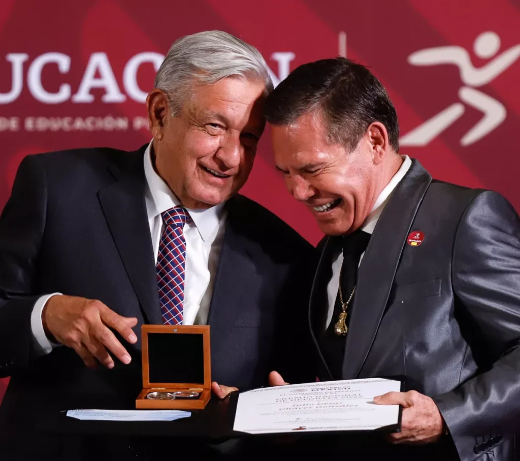 El legendario Julio César Chávez recibe el Premio Nacional del Deporte thumbnail