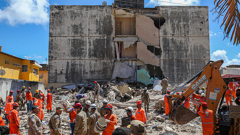 En Brasil, se desploma edificio residencial; deja dos personas sin vida y 4 desaparecidos thumbnail