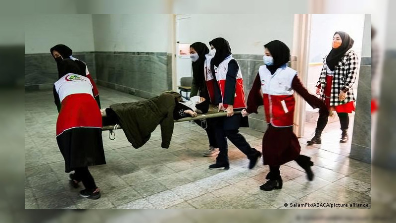 En Irán detienen a sospechosos del envenenamiento de estudiantes; son cientos implicados thumbnail