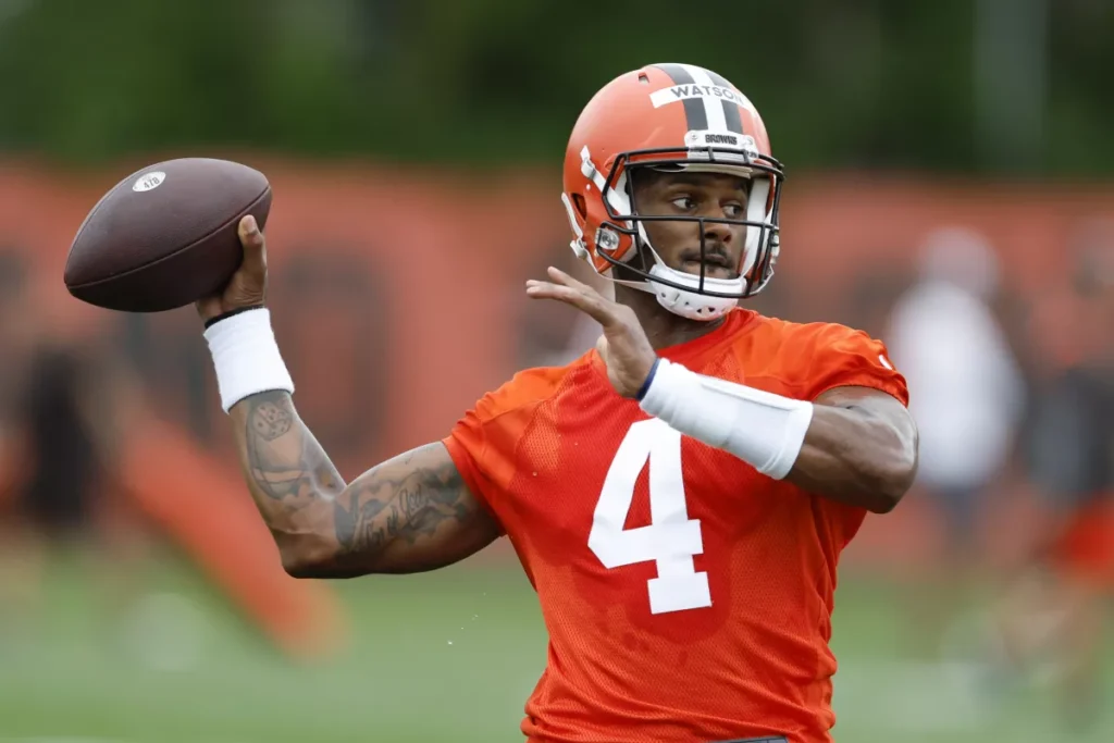 Equipos de NFL abren campamento con gran pregunta pendiente thumbnail