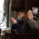 Europa se arrodilla ante la Eucaristía para invocar la paz en Ucrania
