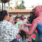 Festeja Arturo Estrada a la niñez de Quiroga con el regalo de juguetes
