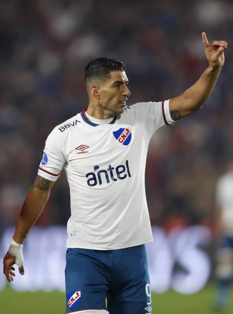 Flamengo aventaja a Corinthians; Suárez no salva a Nacional thumbnail