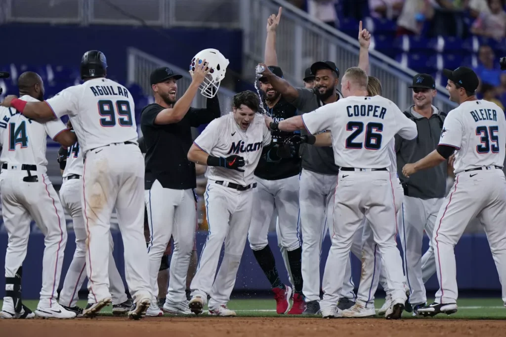 Gracias a Anderson, Marlins derrotan a Piratas en la 11ma thumbnail