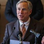 Greg Abbott envía otro autobús con migrantes fuera de Texas, con rumbo a Colorado