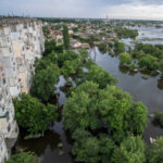 Hay 35 desaparecidos en inundaciones tras destrucción de represa en Ucrania: 7 son niños