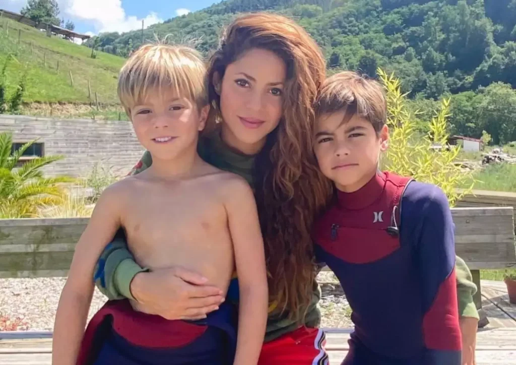 Hijos de Shakira lloran al dejarla; recibirán el Año Nuevo con Piqué thumbnail