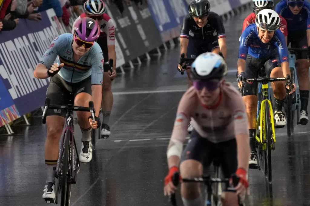 Holandesa van Vleuten se impone en Mundial Ciclismo en Ruta thumbnail