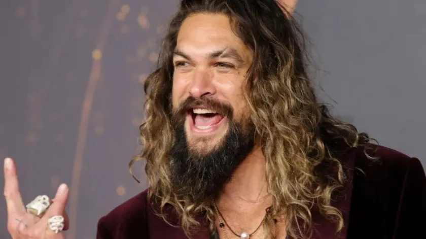 Jason Momoa presume sorprendente tatuaje en la cabeza