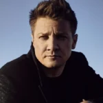 Jeremy Renner reaparece en público tras aparatoso accidente en la nieve