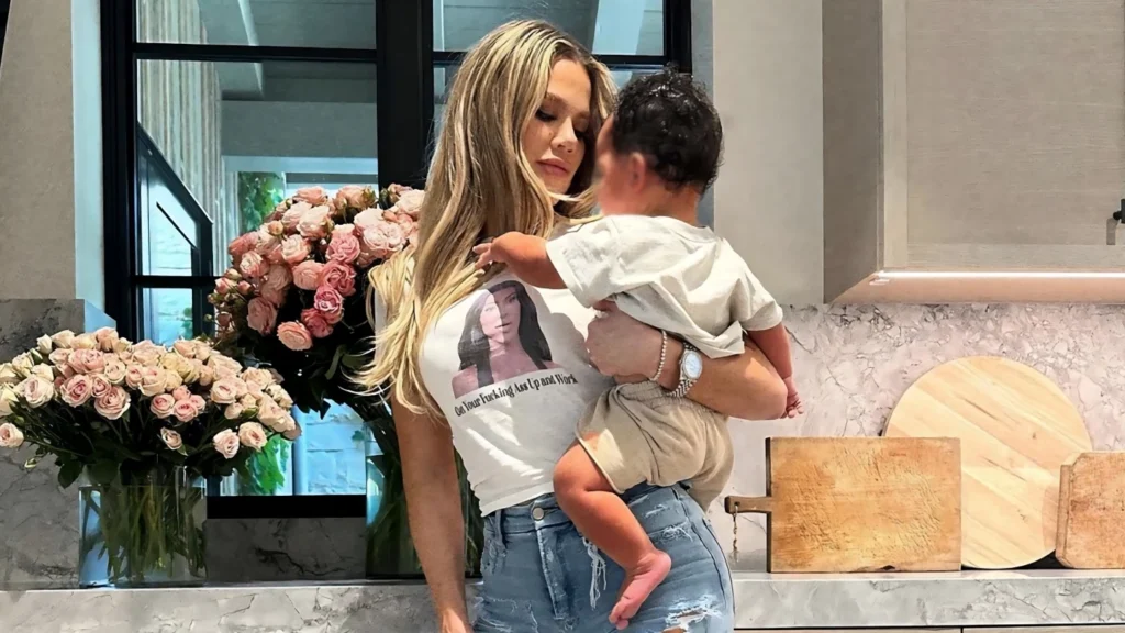 Khloé Kardashian siente menos conexión con su segundo hijo culpa a la gestación subrogada thumbnail