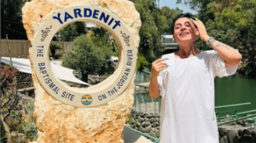 Kunno se bautiza en el Río Jordán y asiste al pride de Tel Aviv