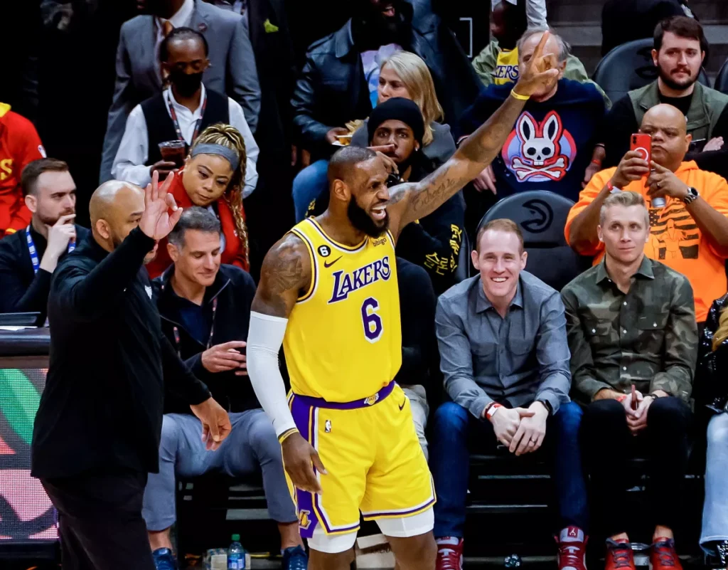 LeBron James gana el premio a jugador de la semana pero no estará en Denver por lesión thumbnail