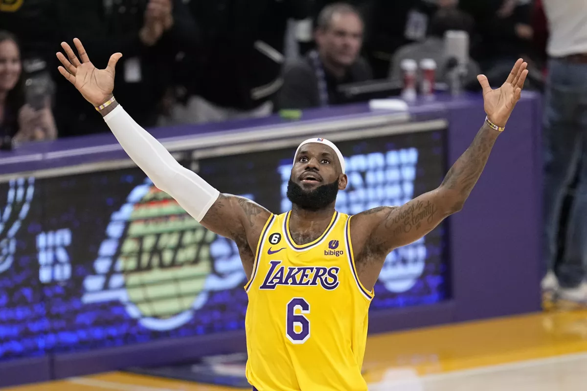 LeBron rebasa a Abdul-Jabbar como máximo anotador de NBA
