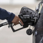 Los precios de la gasolina en Estados Unidos registran su mayor caída en casi 15 años