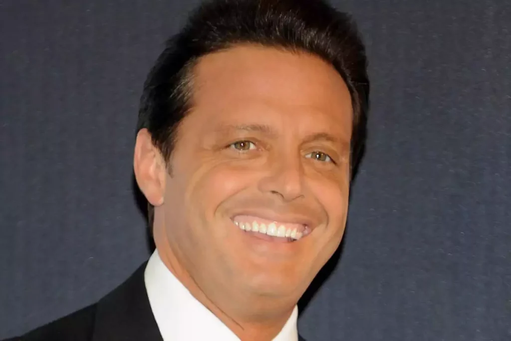 Luis Miguel es buen padrastro, llevó a las hijas de su novia a la escuela thumbnail