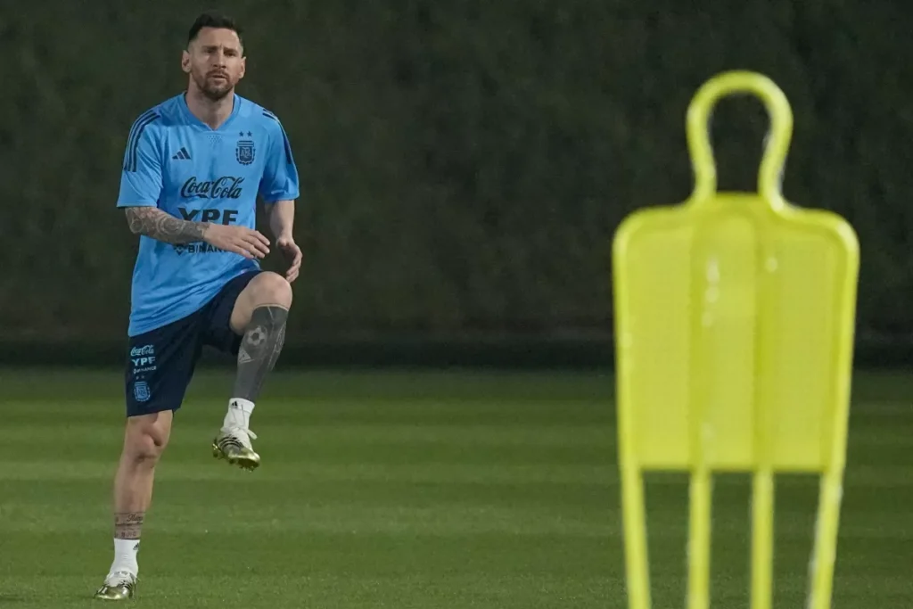 Messi entrena con normalidad y lleva calma a la Argentina thumbnail